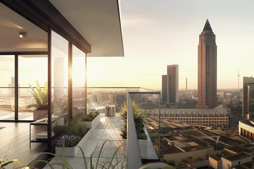 Visualisierung: Dachterrasse mit Pflanzkübeln und Glasbrüstung im Gegenlicht, Blick auf Messeturm und Messehallen.