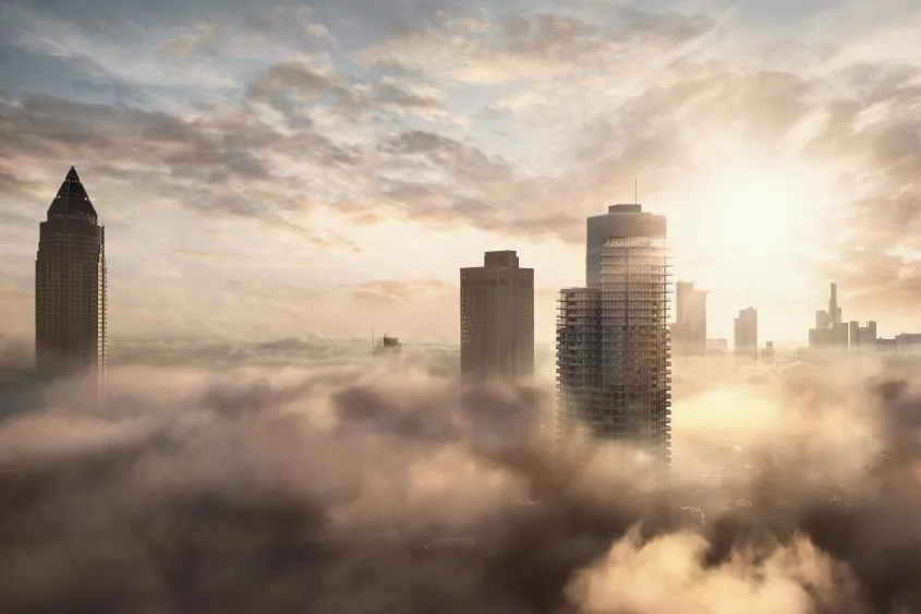 Visualisierung: Der Turm ragt neben dem Messeturm und weiteren Hochhäusern bei Sonnenaufgang aus einer Wolkendecke.